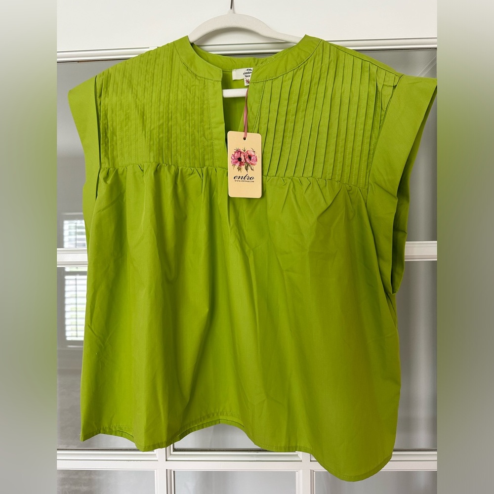Adorable new with tags Entro top.